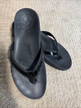 Vionic Black Flip Flop Platform Sandals